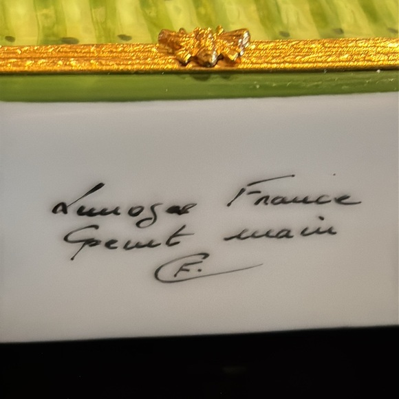 Limoges peint main "cat in flower bed" trinket box - Picture 2 of 9